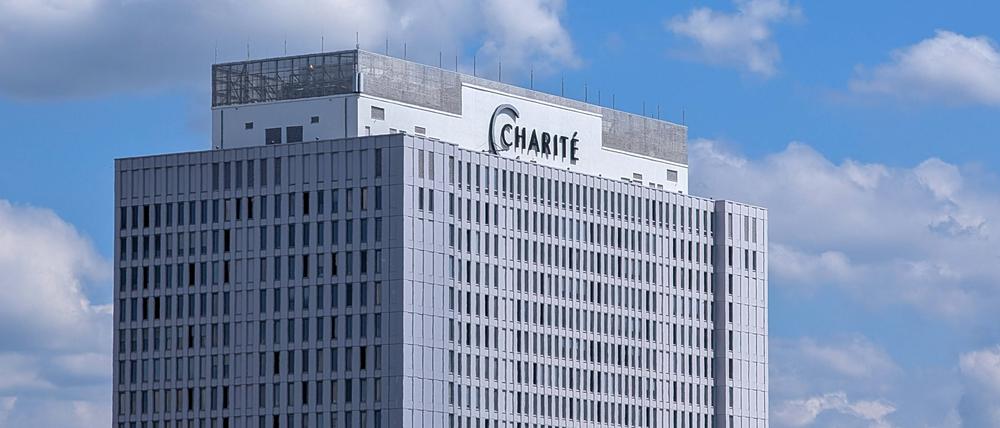 Der Hochhaus-Gebäudekomplex der Charité in Berlin-Mitte.