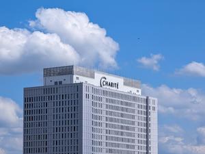 Der Hochhaus-Gebäudekomplex der Charité in Berlin-Mitte.