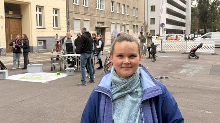 Eine Anwohnerin der Strausberger Straße, mit Auto und Kind. 