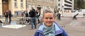 Eine Anwohnerin der Strausberger Straße, mit Auto und Kind. 