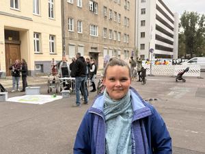 Eine Anwohnerin der Strausberger Straße, mit Auto und Kind. 