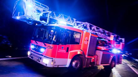 Die Feuerwehr musste zu einem Brand in Tegel mit großer Mannschaftsstärke ausrücken. (Foto - Illustration)