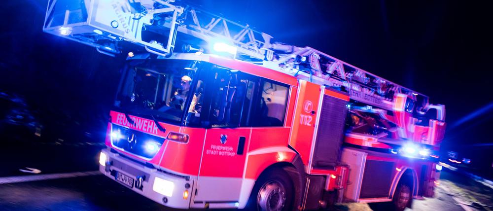 Die Feuerwehr musste zu einem Brand in Tegel mit großer Mannschaftsstärke ausrücken. (Foto - Illustration)