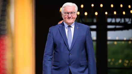 Bundespräsident Frank-Walter Steinmeier kommt zur Verleihung eines neuen Fahnenbandes an das Wachbataillon beim Bundesministerium der Verteidigung vor dem Schloss Bellevue. Das Wachbataillon ist für die Durchführung der militärischen Ehren bei Staatsbesuchen oder der Verabschiedung von hochrangigen Politikern zuständig. Darüber hinaus schützen seine Soldatinnen und Soldaten die Einrichtungen und Dienstsitze der Bundesregierung im Spannungs- und Verteidigungsfall. +++ dpa-Bildfunk +++