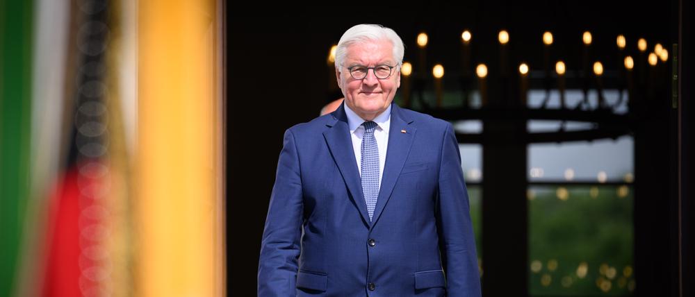 Bundespräsident Frank-Walter Steinmeier kommt zur Verleihung eines neuen Fahnenbandes an das Wachbataillon beim Bundesministerium der Verteidigung vor dem Schloss Bellevue. Das Wachbataillon ist für die Durchführung der militärischen Ehren bei Staatsbesuchen oder der Verabschiedung von hochrangigen Politikern zuständig. Darüber hinaus schützen seine Soldatinnen und Soldaten die Einrichtungen und Dienstsitze der Bundesregierung im Spannungs- und Verteidigungsfall. +++ dpa-Bildfunk +++