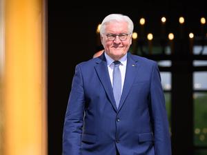 Bundespräsident Frank-Walter Steinmeier kommt zur Verleihung eines neuen Fahnenbandes an das Wachbataillon beim Bundesministerium der Verteidigung vor dem Schloss Bellevue. Das Wachbataillon ist für die Durchführung der militärischen Ehren bei Staatsbesuchen oder der Verabschiedung von hochrangigen Politikern zuständig. Darüber hinaus schützen seine Soldatinnen und Soldaten die Einrichtungen und Dienstsitze der Bundesregierung im Spannungs- und Verteidigungsfall. +++ dpa-Bildfunk +++