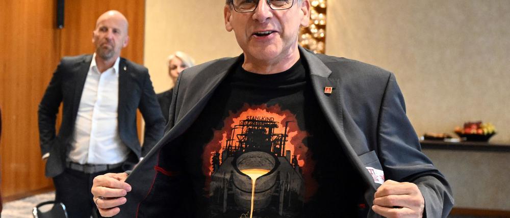 „Stahlkind“ ist auf einem IG Metall-T-Shirt zu lesen, das der Verhandlungsführer der Gewerkschaft, Knut Giesler, zum Auftakt der Tarifverhandlungen trägt.