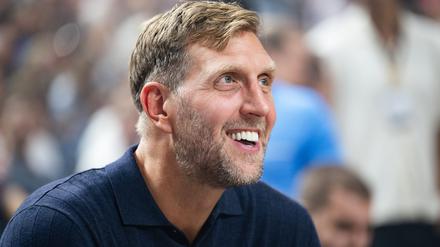 Nach dem EM-Titel: Dirk Nowitzki freut sich für die deutschen Basketballer. (Archivbild)