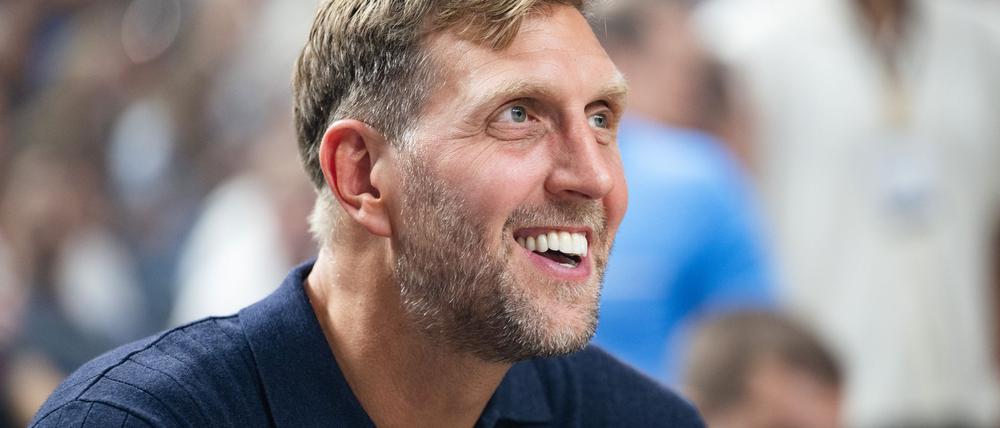 Nach dem EM-Titel: Dirk Nowitzki freut sich für die deutschen Basketballer. (Archivbild)