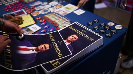 Gedenkblätter für den erschossenen US-Aktivisten Charlie Kirk.