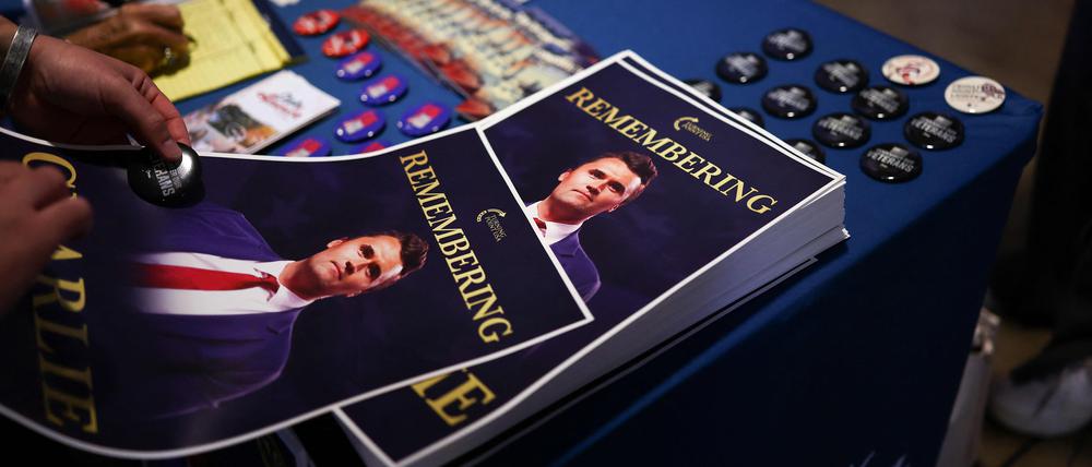 Gedenkblätter für den erschossenen US-Aktivisten Charlie Kirk.