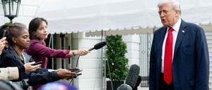 US-Präsident Donald Trump bei einer Ansprache vor Journalisten vor dem Weißen Haus.