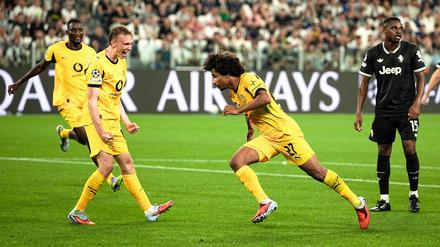 Karim Adeyemi (M) jubelt nach seinem Treffer zum 1:0 für Borussia Dortmund.