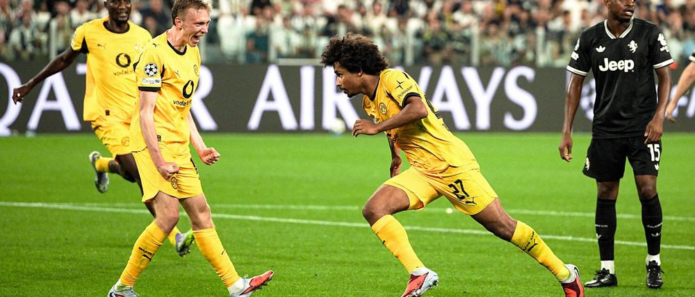 Karim Adeyemi (M) jubelt nach seinem Treffer zum 1:0 für Borussia Dortmund.