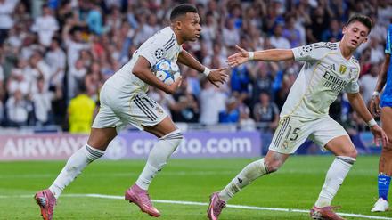 Kylian Mbappé (links) nach seinem Treffer zum 1:1