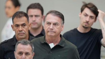 Der ehemalige brasilianische Präsident Jair Bolsonaro, der wegen einer medizinischen Behandlung vorübergehend aus dem Hausarrest entlassen wurde, verlässt ein Krankenhaus in Brasilia (Archivbild).