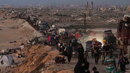 Vertriebene Palästinenser fliehen aus dem nördlichen Gazastreifen entlang der Küstenstraße in Richtung Süden, als Israel eine erweiterte Operation in Gaza-Stadt ankündigt.