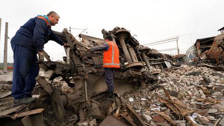 Eisenbahner räumen die Trümmer auf, nachdem  ein Eisenbahndepot bei einem, mutmaßlich russischen, Raketenangriff zerstört wurde (Symbolbild).