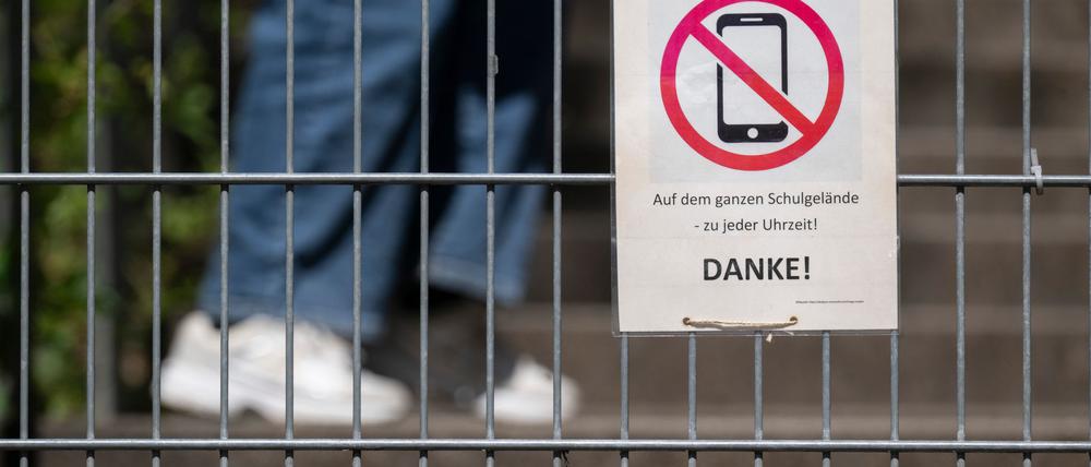 Längst gibt es Schulen mit Handyverbot. Allerdings ist die Situation in den einzelnen Bundesländern unterschiedlich. (Symbolbild)