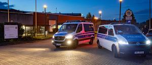 Polizisten bewachen am 17. September 2025 den Eingang des Hochsicherheitsgefängnisses „Justizvollzugsanstalt Sehnde“, in dem der verurteilte Vergewaltiger Christian B. in Sehnde bei Hannover in Norddeutschland inhaftiert ist.