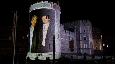 Ein Bild von US-Präsident Donald Trump und Jeffrey Epstein wurde auf das Windsor Castle projiziert.