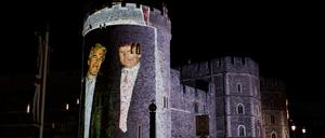 Ein Bild von US-Präsident Donald Trump und Jeffrey Epstein wurde auf das Windsor Castle projiziert.