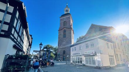 Der Platz rund um die Kirche St. Nikolai wurde bereits erneuert. Auf der zentralen Bummelmeile allerdings ist noch das alte Pflaster geblieben.