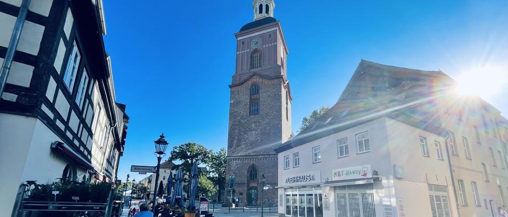 Der Platz rund um die Kirche St. Nikolai wurde bereits erneuert. Auf der zentralen Bummelmeile allerdings ist noch das alte Pflaster geblieben.