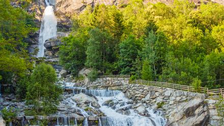 Der Wasserfall von Noasca im Piemont/Italien befindet sich hinter den Häusern am Rande des berühmten Gran Paradiso (Symbolbild).