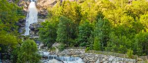 Der Wasserfall von Noasca im Piemont/Italien befindet sich hinter den Häusern am Rande des berühmten Gran Paradiso (Symbolbild).