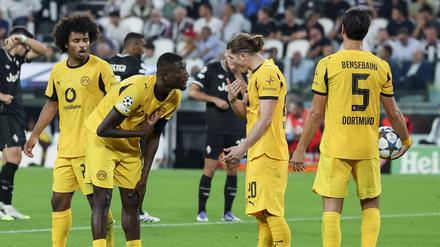 Serhou Guirassy (2. v. l.) hätte den Elfmeter in der Nachspielzeit auch gerne geschossen, musste Ramy Bensebaini aber den Vortritt lassen. 