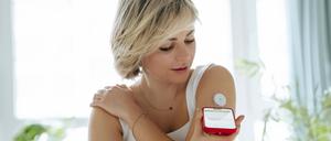 Eine Frau misst ihren Blutzuckerspiegel. Schon heute sind rund sechs Millionen Menschen in Deutschland an Diabetes erkrankt.