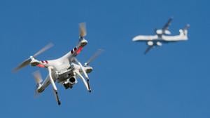 Eine private Drohne in weiter Entfernung von einer Maschine, die im Anflug auf den Airport Düsseldorf ist.