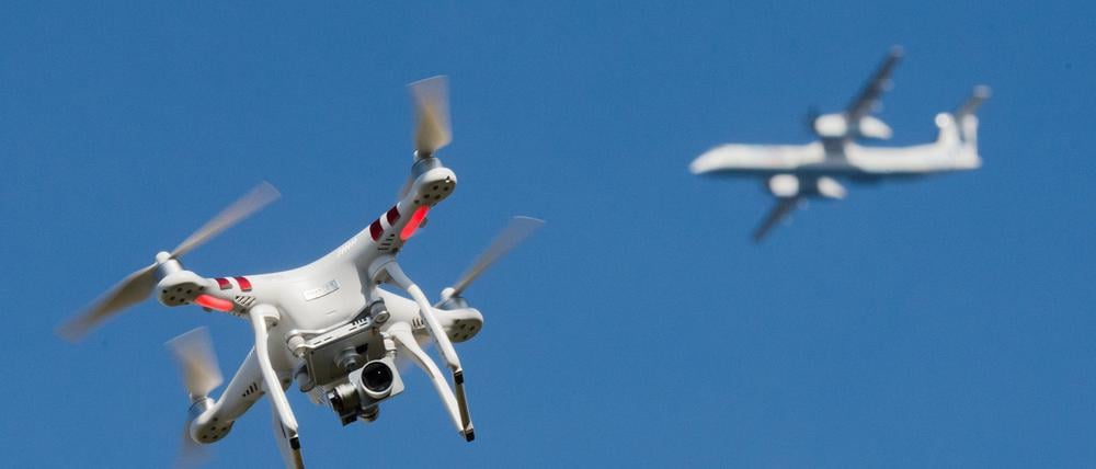 Eine private Drohne in weiter Entfernung von einer Maschine, die im Anflug auf den Airport Düsseldorf ist.