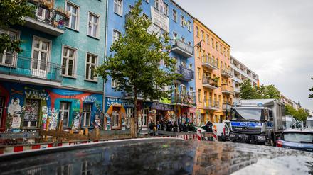 Polizeikräfte sind in der Rigaer Straße in Berlin-Friedrichshain im Einsatz. (Archivbild) 