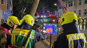 Die Berliner Feuerwehr bei der Evakuierung der Motzstraße am Tag des Brandes.