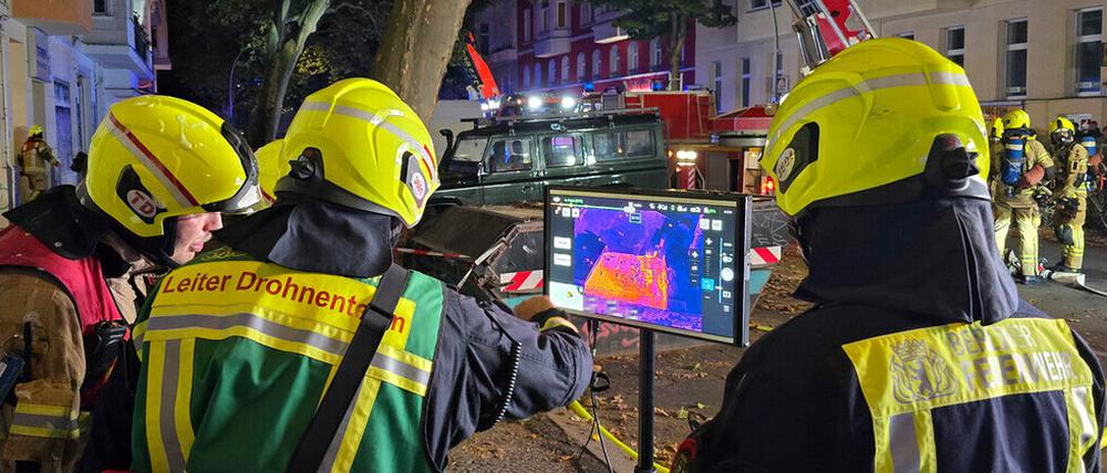 Die Berliner Feuerwehr bei der Evakuierung der Motzstraße 12 am Tag des Brandes.