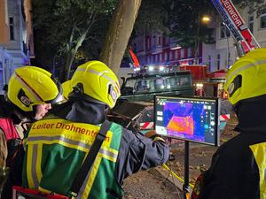 Die Berliner Feuerwehr bei der Evakuierung der Motzstraße am Tag des Brandes.