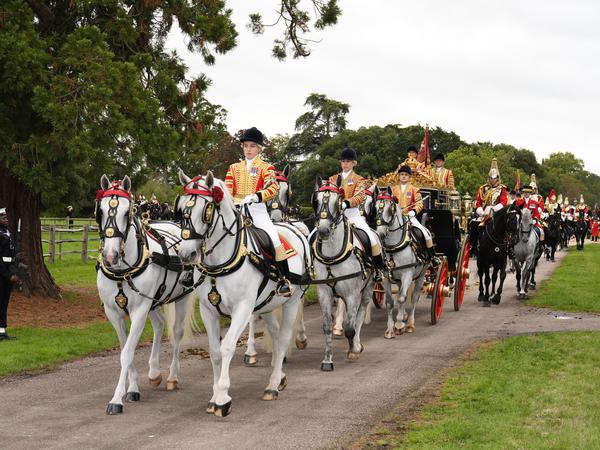 17.09.2025, Großbritannien, Windsor: Gesamtansicht der Kutschenprozession zum Schloss Windsor, Berkshire, vor der feierlichen Begrüßung am ersten Tag des zweiten Staatsbesuchs von US-Präsident Donald Trump im Vereinigten Königreich. Foto: Jordan Pettitt/PA Wire/dpa +++ dpa-Bildfunk +++