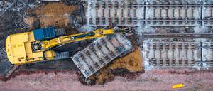 Mit schwerer Technik wurde heute auf einem Teilstück der Bahnstrecke Hamburg-Berlin die vor Jahrzehnten eingebaute feste Fahrbahn aus Beton abgebaut. Dazu wird die Strecke in sechs Meter lange Platten zerschnitten und per Eisenbahndrehkran abtransportiert.