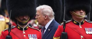 US President Donald Trump reviews the guard of honour during the ceremonial welcome at Windsor Castle, Berkshire, on day one of the president's second state visit to the UK. Picture date: Wednesday September 17, 2025.    Jonathan Brady/Pool via REUTERS