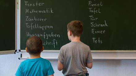 Zwei Schüler einer 1. Klasse
