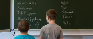 Zwei Schüler einer 1. Klasse