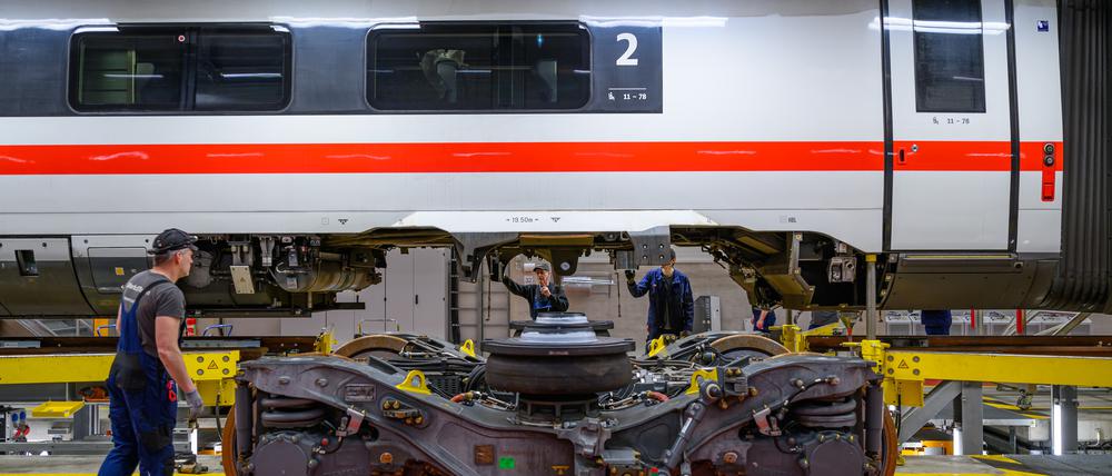 Die Deutsche Bahn betreibt in Cottbus ein Instandhaltungswerk für ICE. (Archivbild)
