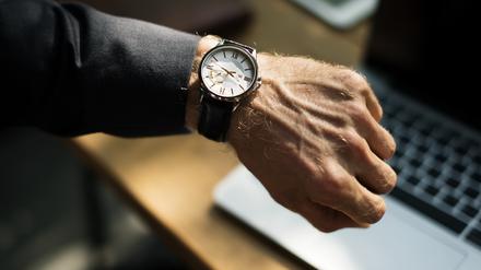 Die Bundesregierung will statt einer täglichen eine wöchentliche Höchstarbeitszeit schaffen. Das würde bedeuten, dass künftig Arbeitstage von mehr als zehn Stunden künftig gesetzlich möglich sind.