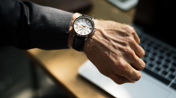 Die Bundesregierung will statt einer täglichen eine wöchentliche Höchstarbeitszeit schaffen. Das würde bedeuten, dass künftig Arbeitstage von mehr als zehn Stunden künftig gesetzlich möglich sind.