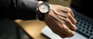 Die Bundesregierung will statt einer täglichen eine wöchentliche Höchstarbeitszeit schaffen. Das würde bedeuten, dass künftig Arbeitstage von mehr als zehn Stunden künftig gesetzlich möglich sind.