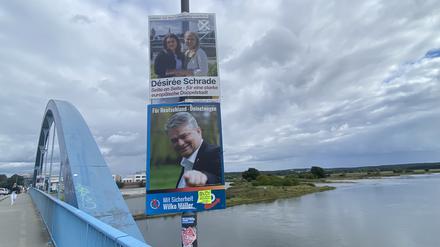  Wahlkampf auf der Brücke ins polnische Slubice. Am Sonntag wird in Frankfurt (Oder) ein neues Stadtoberhaupt gewählt.  