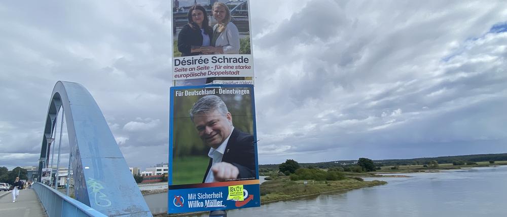 Wahlkampf auf der Brücke ins polnische Slubice. Am Sonntag wird in Frankfurt (Oder) ein neues Stadtoberhaupt gewählt.