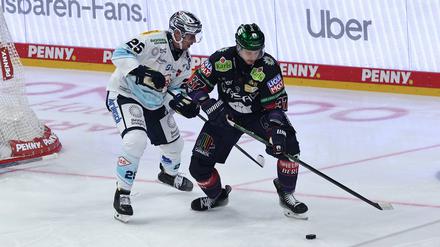 Markus Vikingstad (r.) spielt bei den Eisbären als Center eine wichtige Rolle.